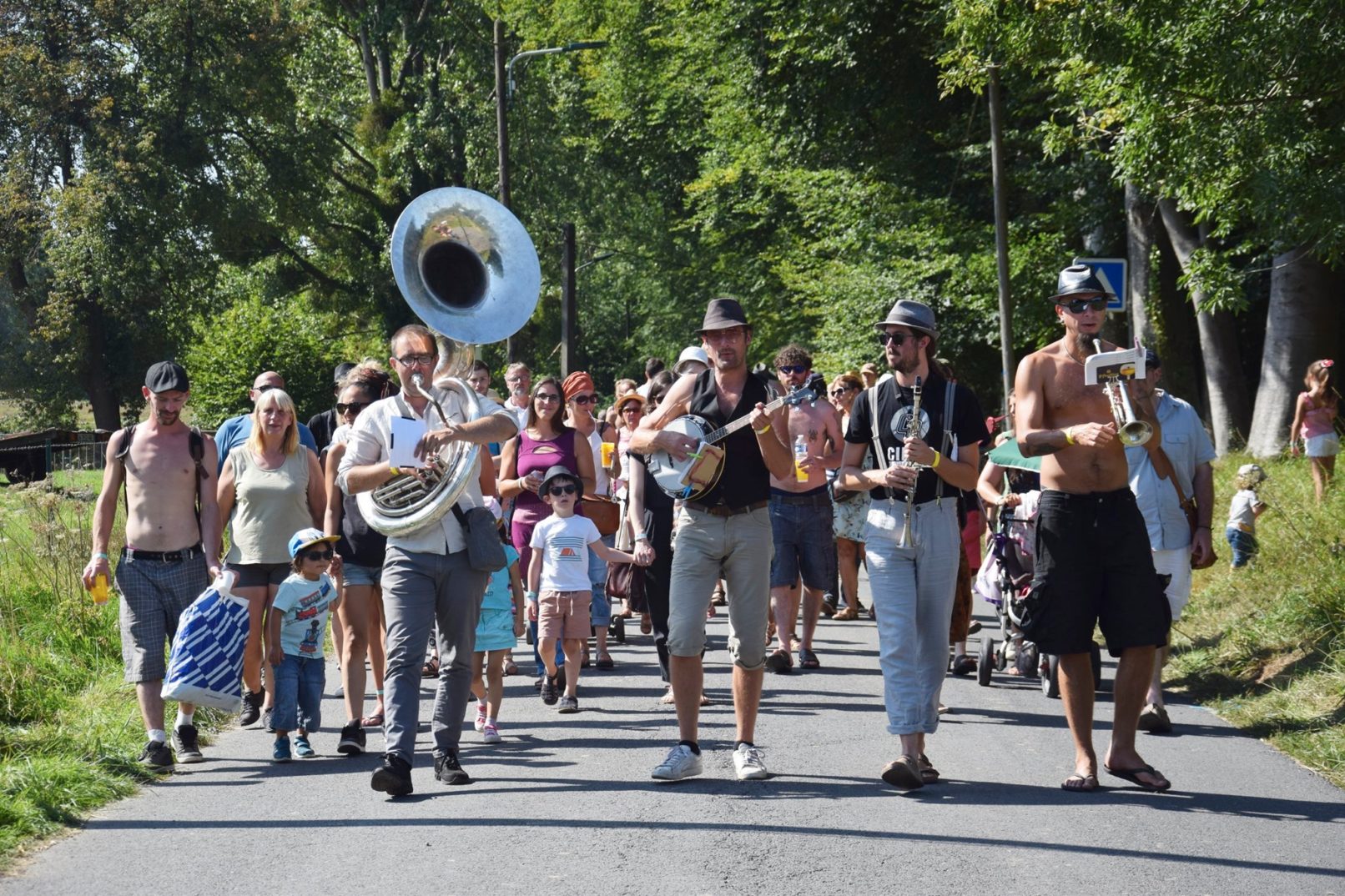 Festival des rapiécés, concert, théâtre de rue théâtre, convivial, rural, normandie, affiche, village associatif, spectacles, espace enfants