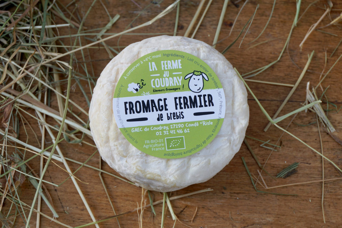 ferme du courdray, produits laitiers, yaourt fermier, lait, fromages fermiers, brebis, vaches, ferme normandie, département de l'eure, packaging, création logo, branding, design graphique, graphic design, entreprise, création identité visuelle, cause sociales, graphiste rouen, graphiste, vanora rolland, vanora graphiste