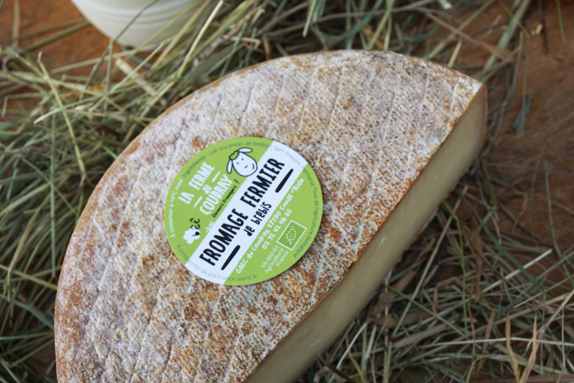 ferme du courdray, produits laitiers, yaourt fermier, lait, fromages fermiers, brebis, vaches, ferme normandie, département de l'eure, packaging, création logo, branding, design graphique, graphic design, entreprise, création identité visuelle, cause sociales, graphiste rouen, graphiste, vanora rolland, vanora graphiste