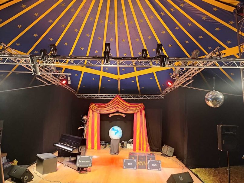 Scène sous chapiteau