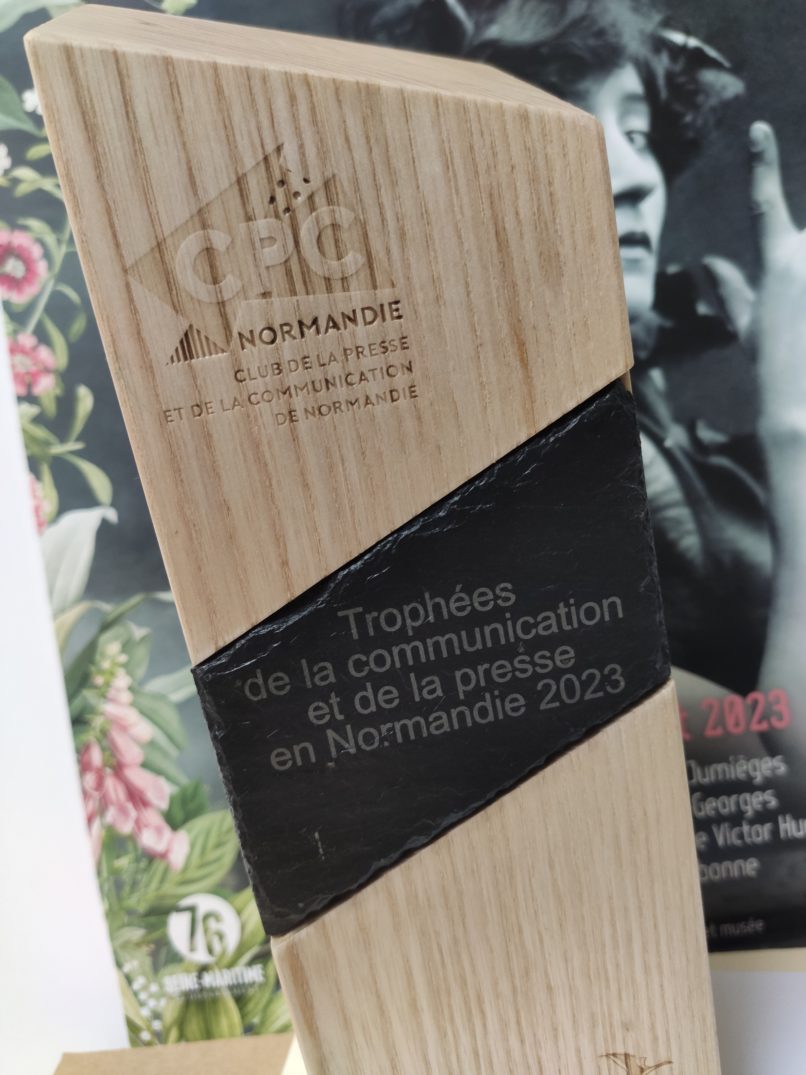 trophée de la communication et de la presse en normandie, 2023, affichage, lauréat, prix, gagnant, vanora graphiste, colette affiche, conception graphique