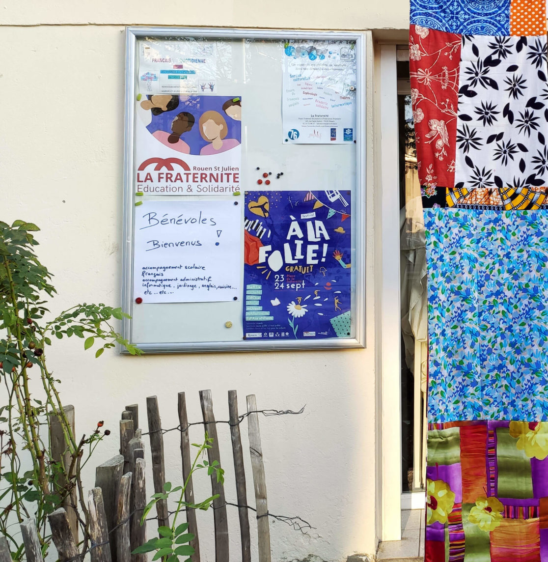 identité visuelle, création, création affiche, vanora graphiste, graphiste rouen, affiche communication événementielle, festival à la folie, arts vivants, théatre, danse, festival théatre, rouen, saint-julien, la fraternité, festival gratuit, culture, création identité visuelle