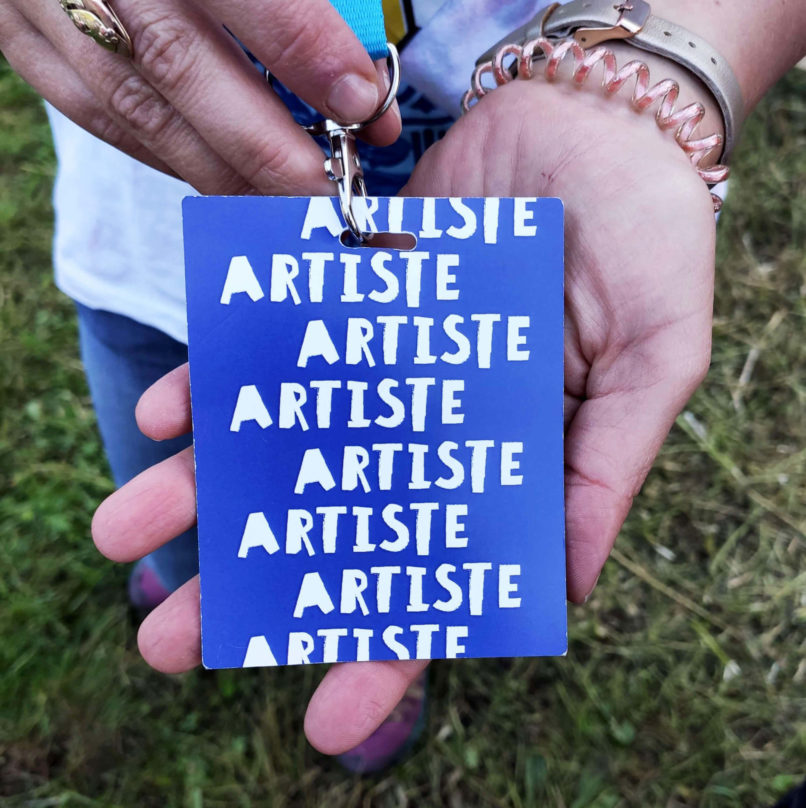 identité visuelle, création, création affiche, vanora graphiste, graphiste rouen, affiche communication événementielle, festival à la folie, arts vivants, théatre, danse, festival théatre, rouen, saint-julien, la fraternité, festival gratuit, culture, création identité visuelle, badge, artiste, création identité visuelle