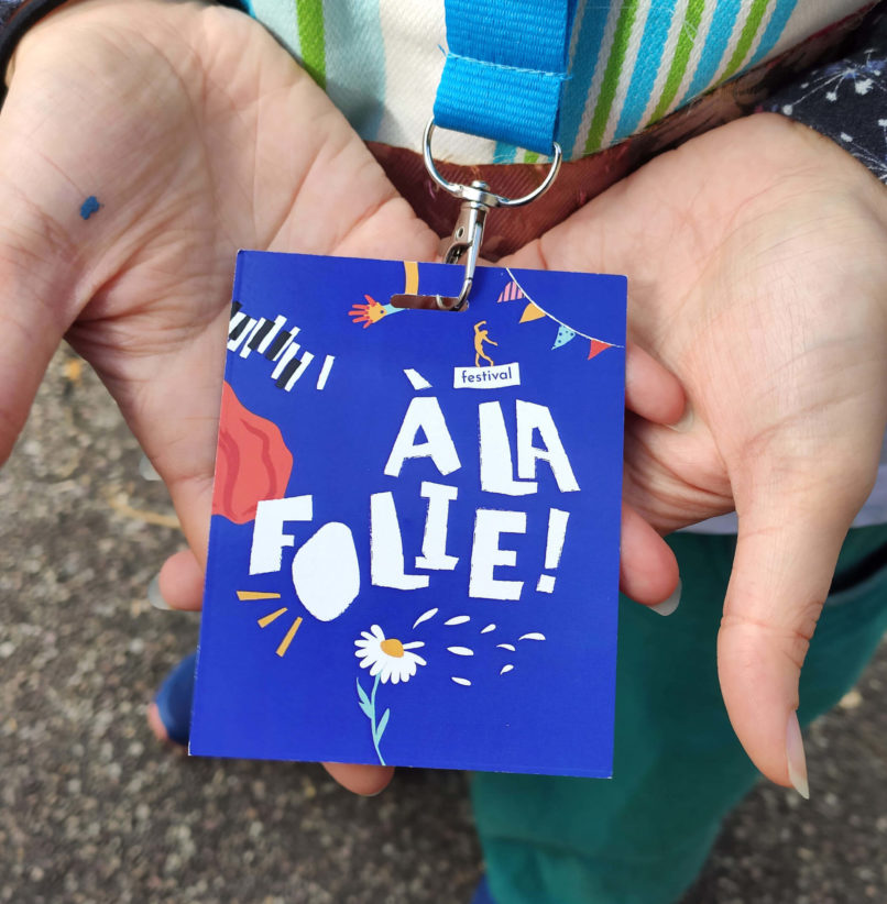 identité visuelle, création, création affiche, vanora graphiste, graphiste rouen, affiche communication événementielle, festival à la folie, arts vivants, théatre, danse, festival théatre, rouen, saint-julien, la fraternité, festival gratuit, culture, création identité visuelle