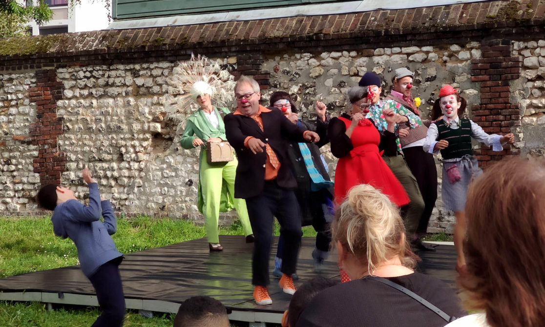 création affiche, vanora graphiste, graphiste rouen, affiche communication événementielle, festival à la folie, arts vivants, théatre, danse, festival théatre, rouen, saint-julien, la fraternité, festival gratuit, culture, création identité visuelle