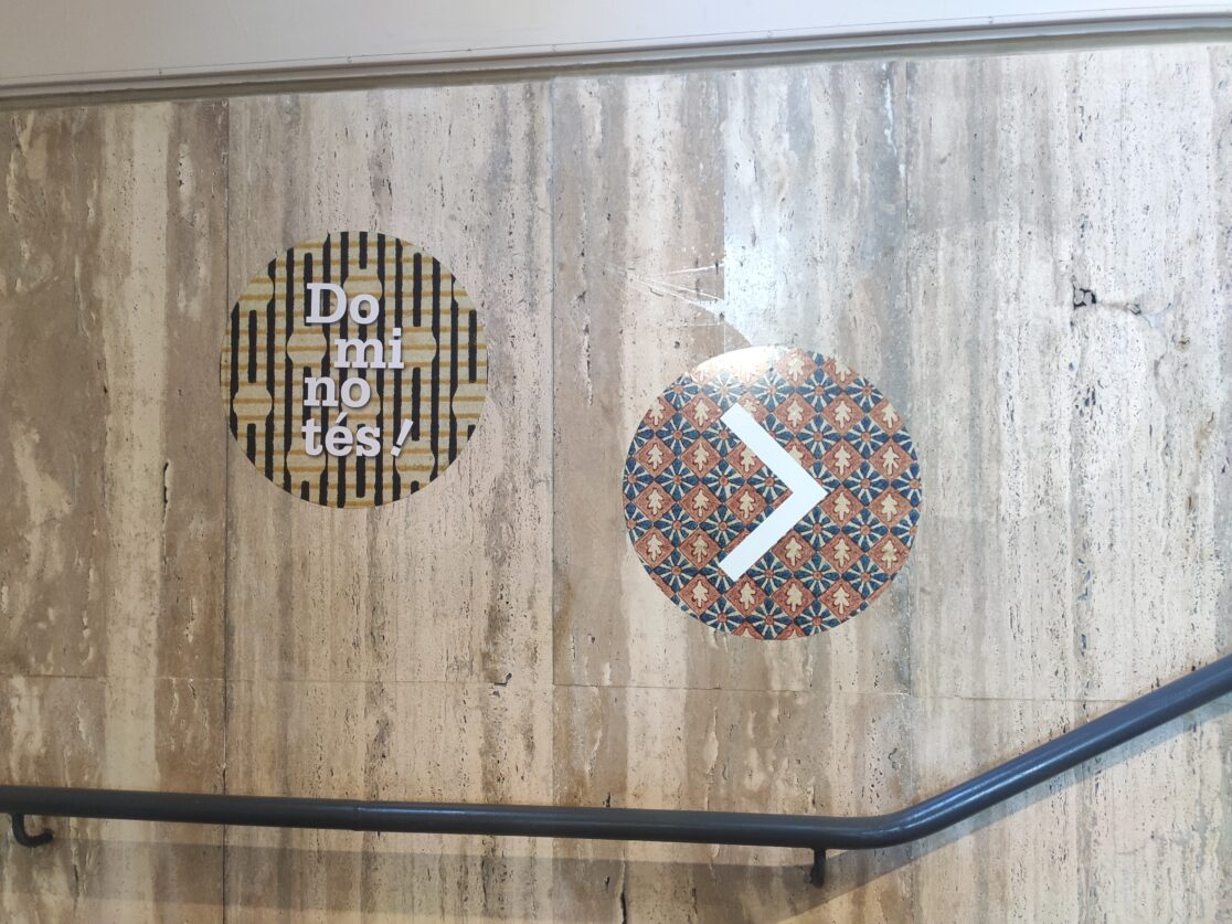 exposition culturelle, rouen, graphisme, affiche, communication, identité visuelle, graphisme culturel, patrimoine, dominotés, papier dominoté, vanora graphiste, Rouen, decaux, supports communication, signalétique, bibliothèque, Bibliothèque Villon, autocollants