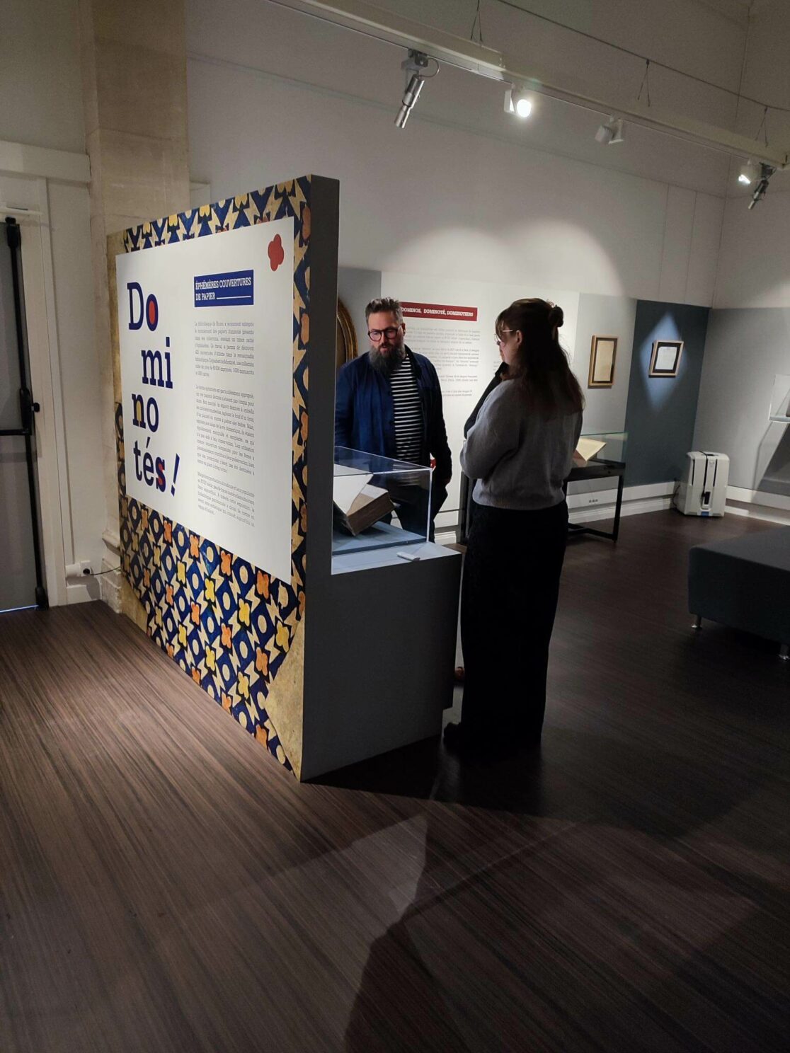 exposition culturelle, rouen, graphisme, affiche, communication, identité visuelle, graphisme culturel, patrimoine, dominotés, papier dominoté, vanora graphiste, Rouen, decaux, supports communication, signalétique, bibliothèque, Bibliothèque Villon