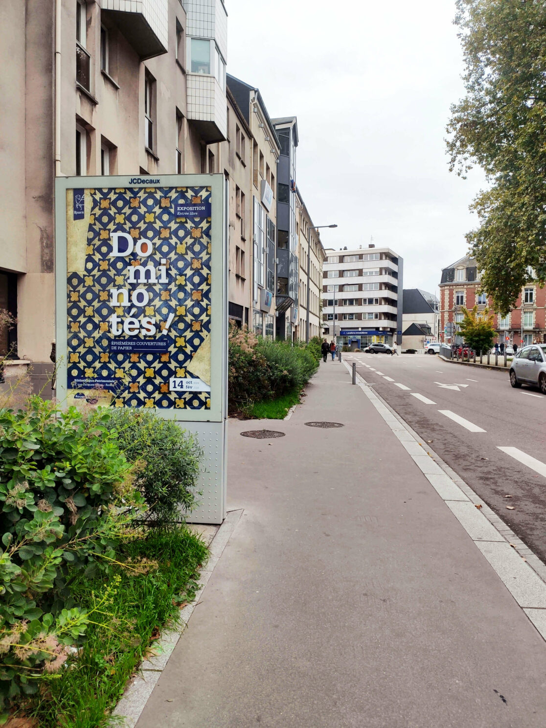 exposition culturelle, rouen, graphisme, affiche, communication, identité visuelle, graphisme culturel, patrimoine, dominotés, papier dominoté, vanora graphiste, Rouen, decaux, supports communication, signalétique, bibliothèque, Bibliothèque Villon, culture, livre,