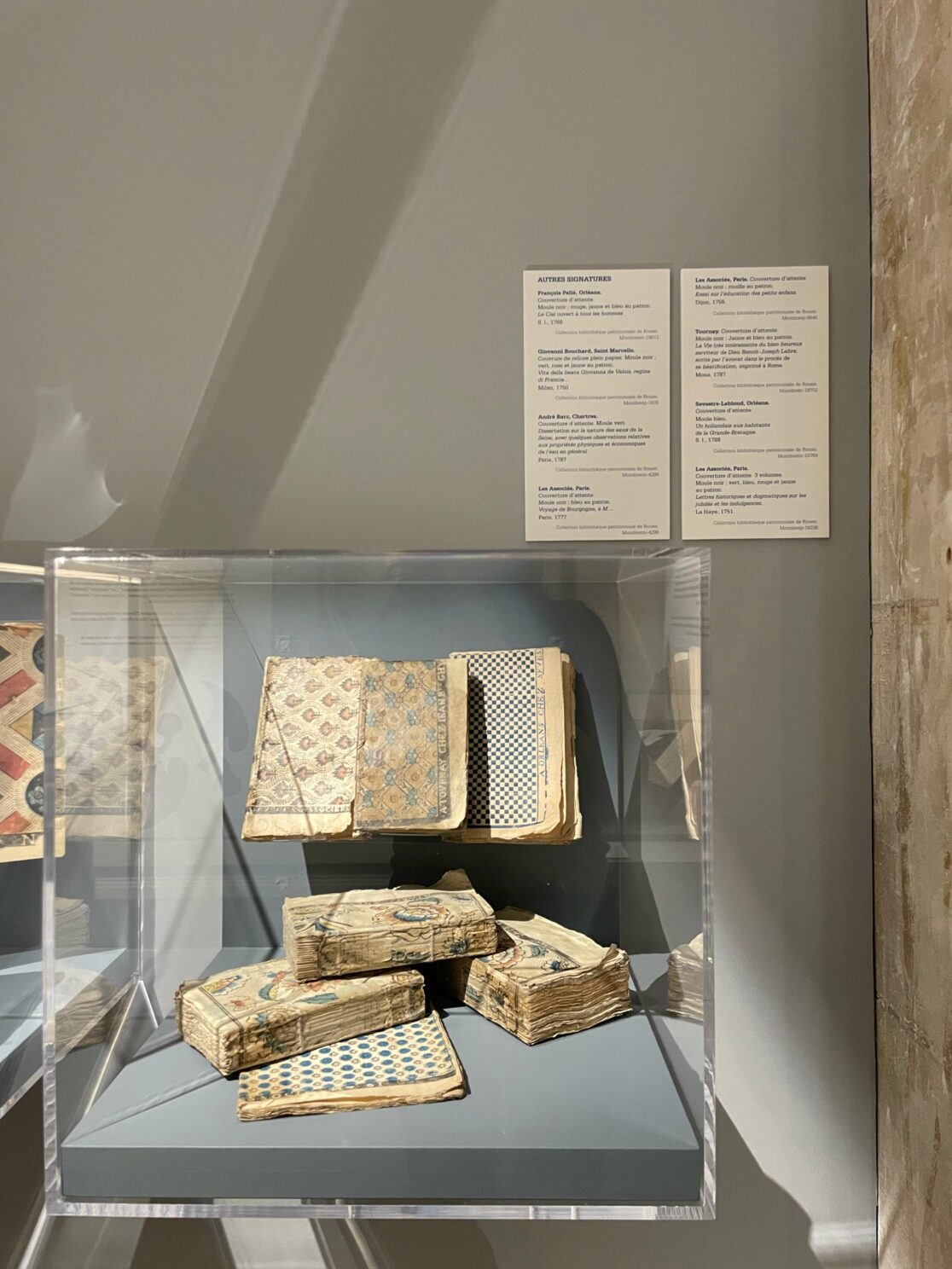 exposition culturelle, rouen, graphisme, affiche, communication, identité visuelle, graphisme culturel, patrimoine, dominotés, papier dominoté, vanora graphiste, Rouen, decaux, supports communication, signalétique, bibliothèque, Bibliothèque Villon